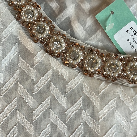 Le Lis Irvin Embellished Neckline Blouse- NWT - Picture 3 of 6